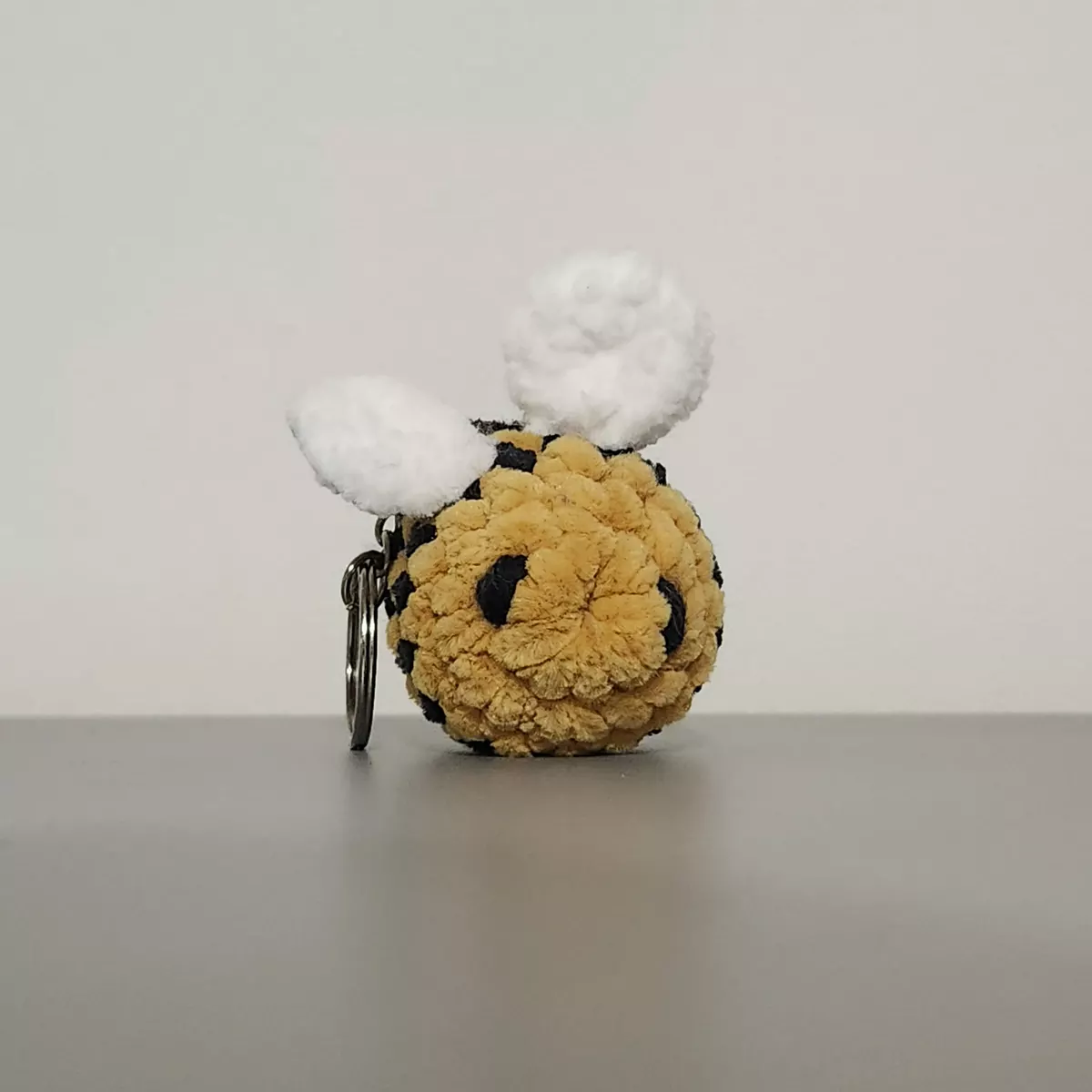 Abeilles - Abeille en crochet fait main - porte-clés artisanal rayé