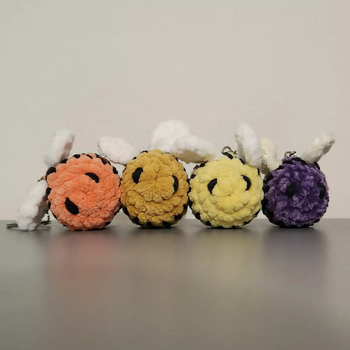 Abeilles - Abeille crochet - vue latérale sur les ailes scintillantes - création faite main