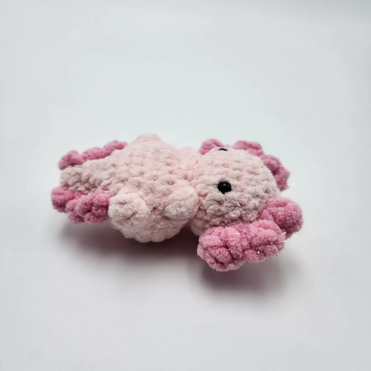 Axolotl crochet artisanal - variation pastel, vue latérale