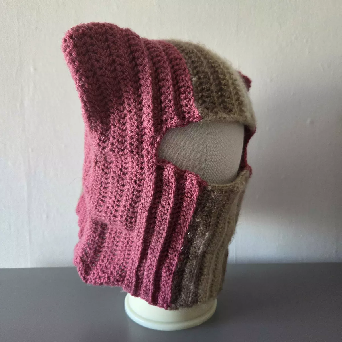Balaclava crochet Twenty One Pilots - coloris rose et beige, vue de côté