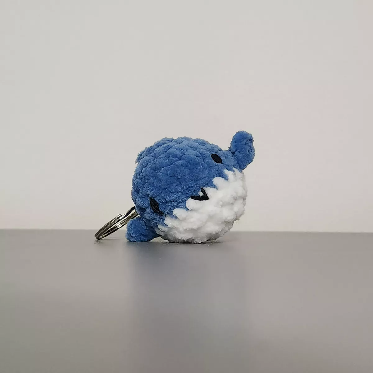 Mini-Baleines - Mini baleine en crochet - peluche faite à la main, vue latérale - création faite main