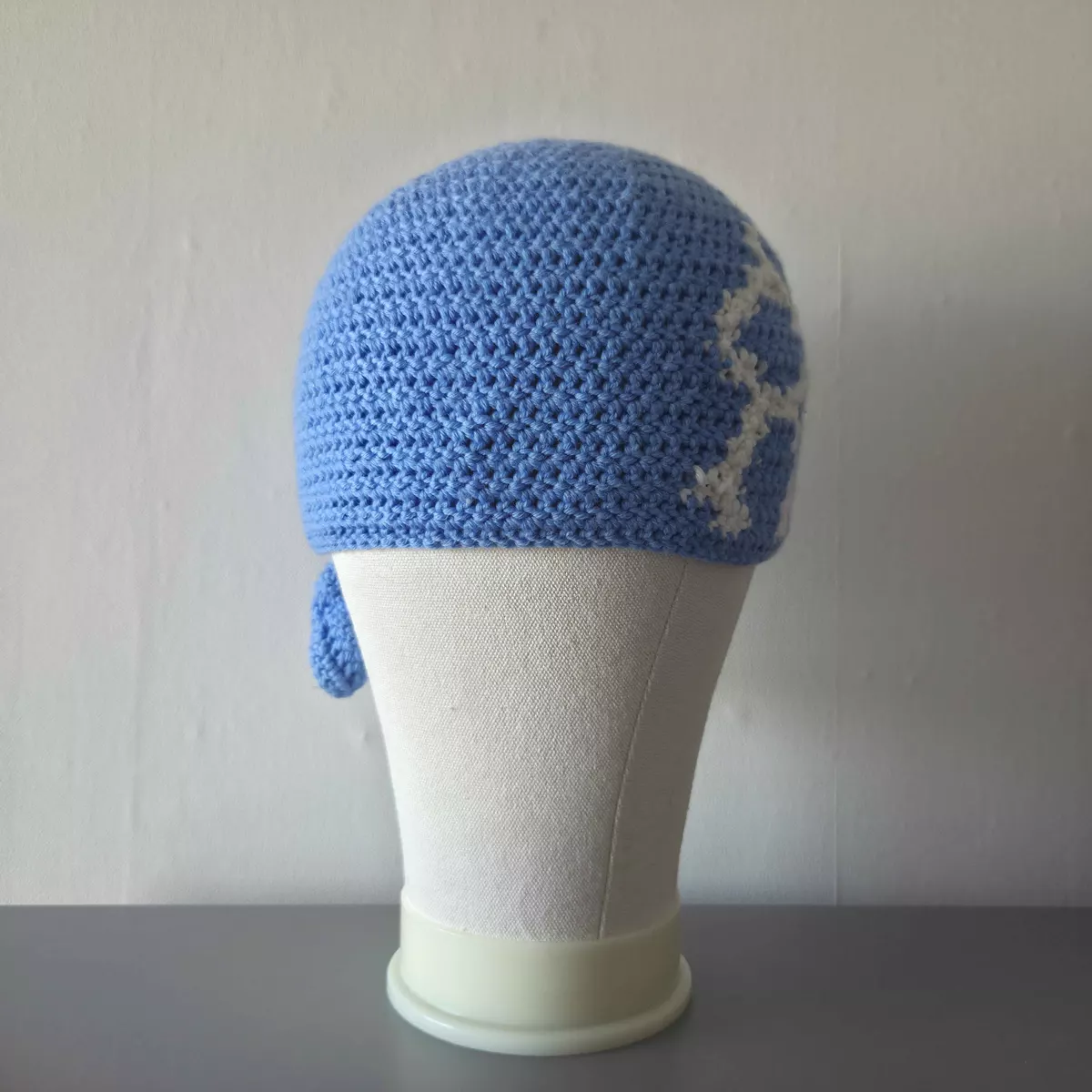 Bonnet crochet Team Aqua Pokémon - vue de profil, fait main à Angers