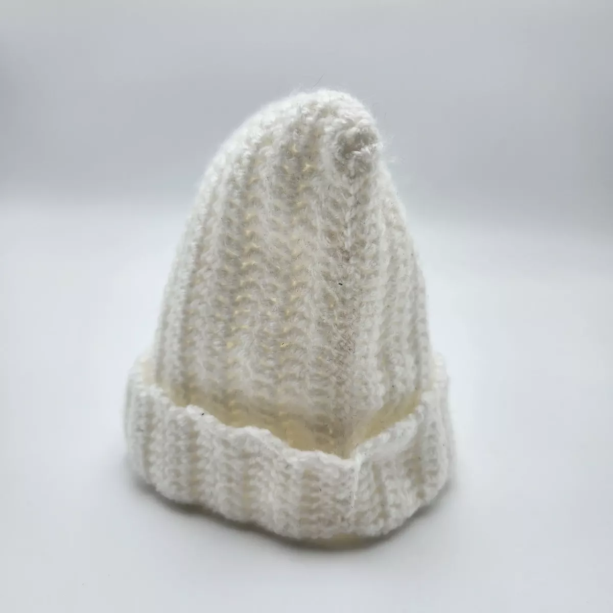 Bonnet chat crochet - vue de profil sur les oreilles et la maille douce - création faite main