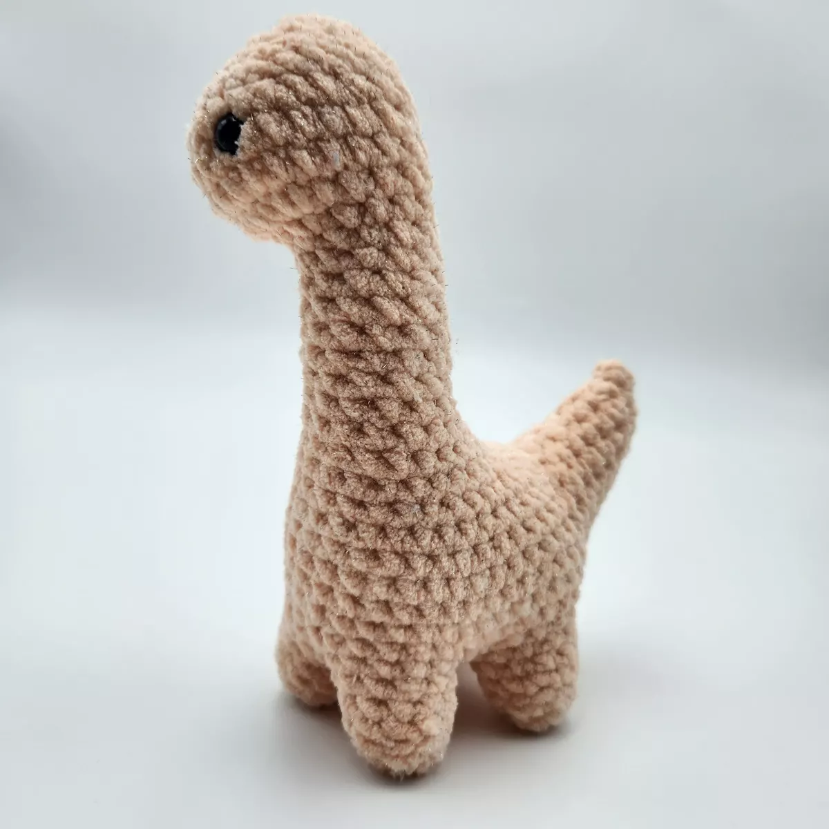 Brontosaure en crochet - peluche artisanale mignonne, vue de face