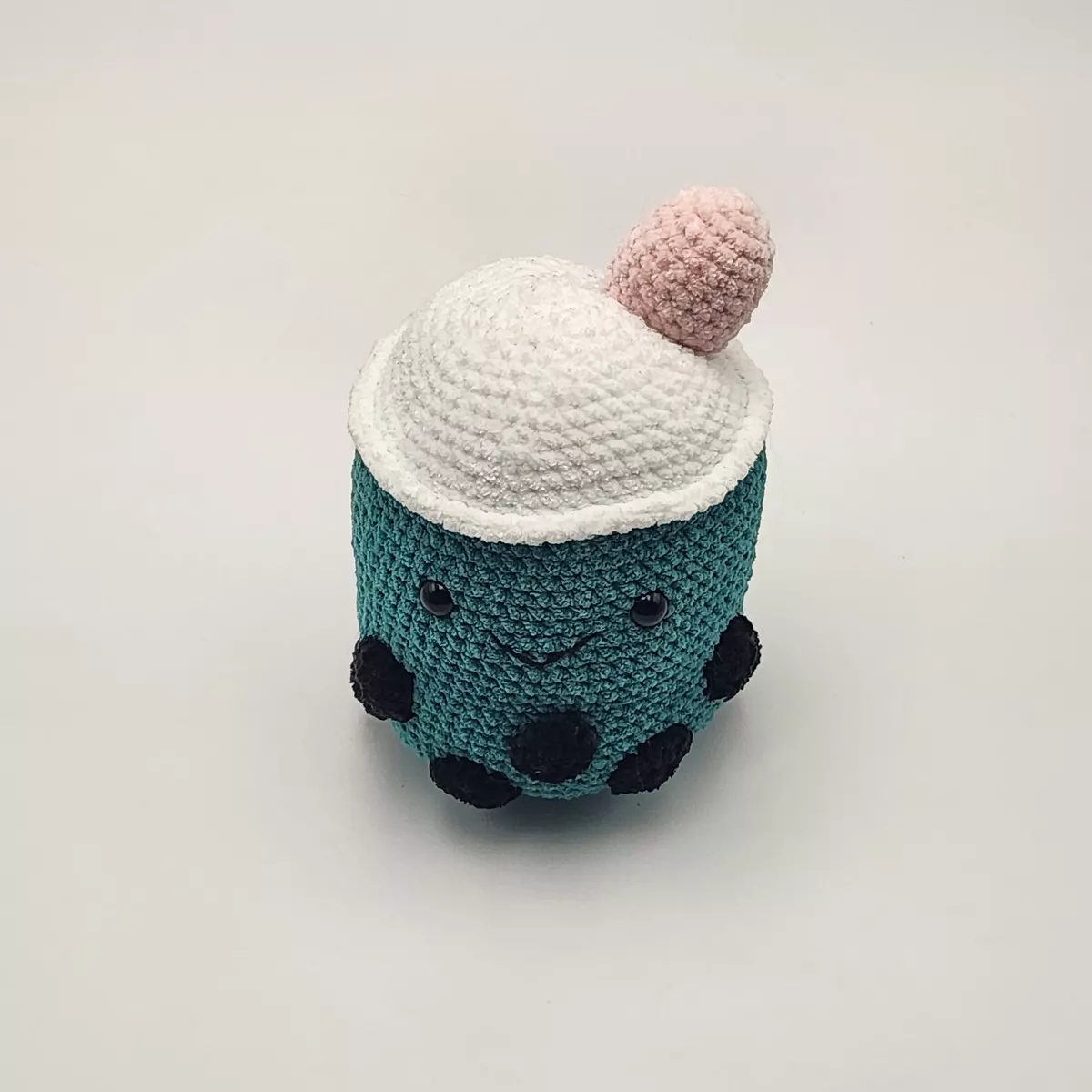 Bubble tea en crochet - peluche artisanale, vue de face