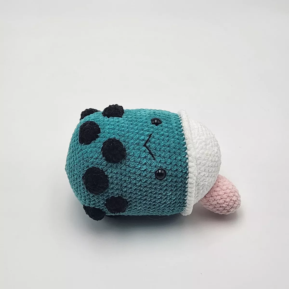 Bubble tea en crochet - peluche artisanale douce, vue latérale