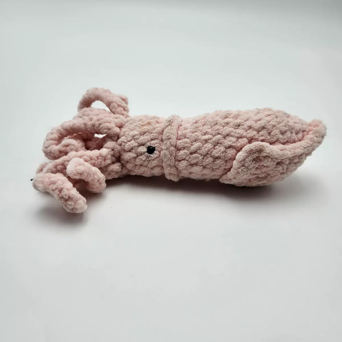 Calamars - Calamar en crochet Rose poudré - vue de côté - peluche artisanale douce