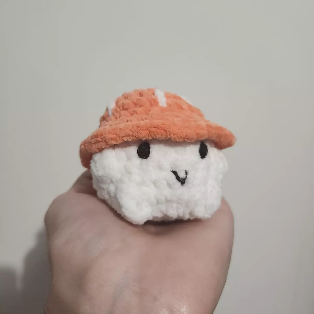 Champignons - Monstre champignon crochet - vue latérale sur le chapeau coloré - création faite main