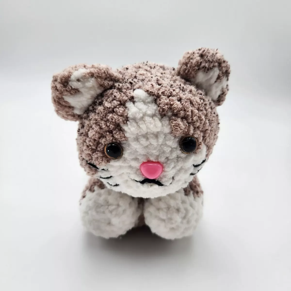 Chat en crochet coloris marron chiné et blanc - vue de face