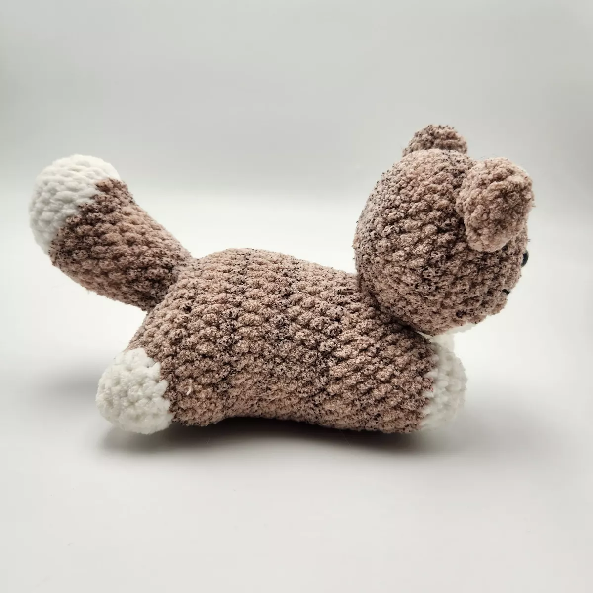 Chat en crochet coloris marron chiné et blanc - vue de côté