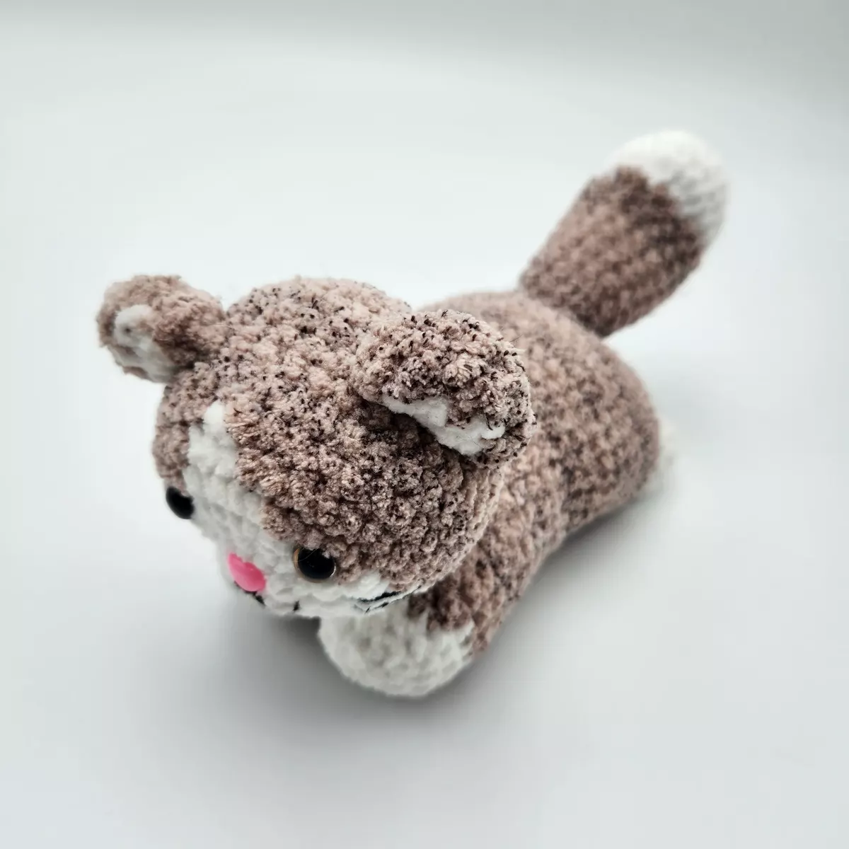 Chat en crochet coloris marron chiné et blanc - vue allongée