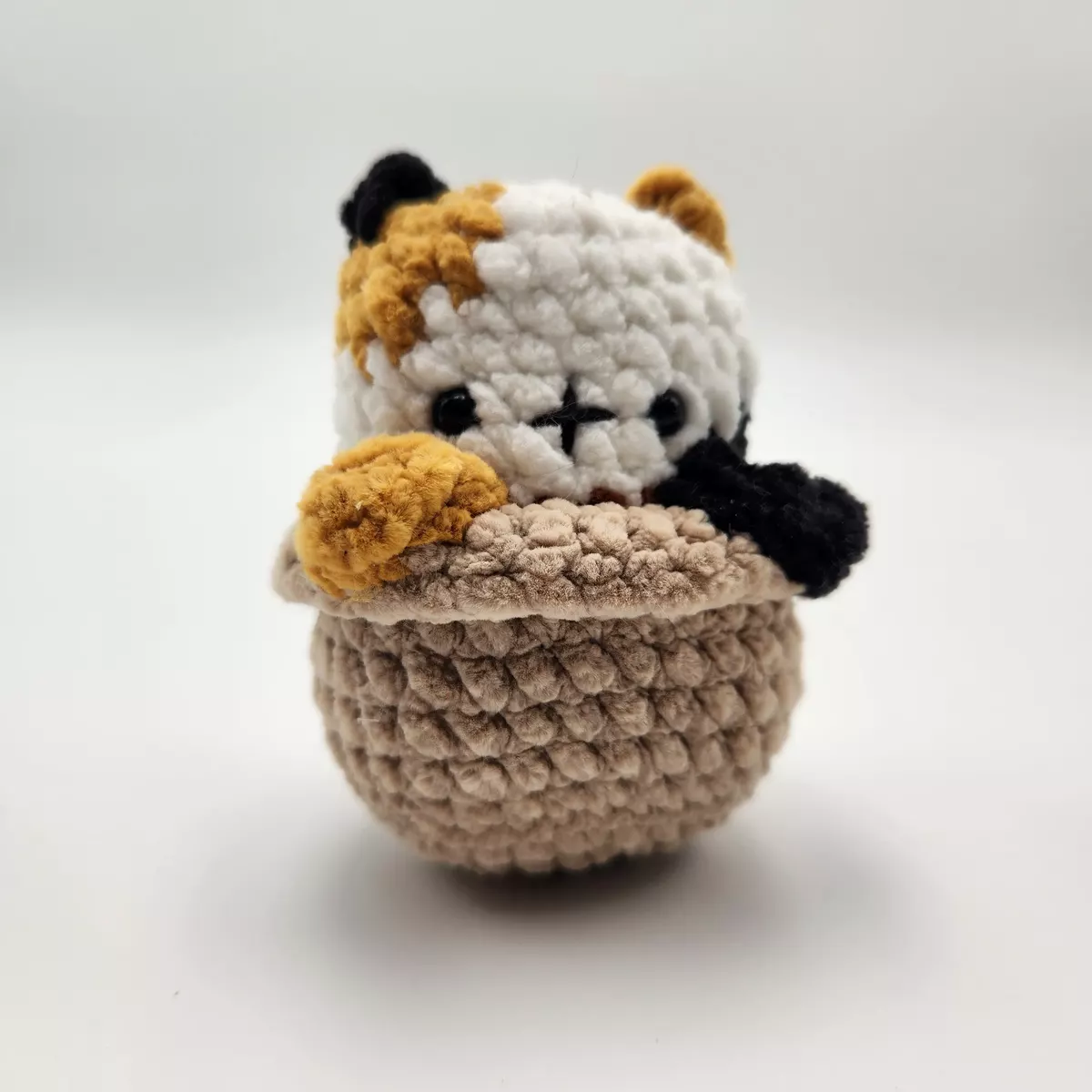 Chat-pot en crochet coloris blanc, moutarde et noir - vue de face