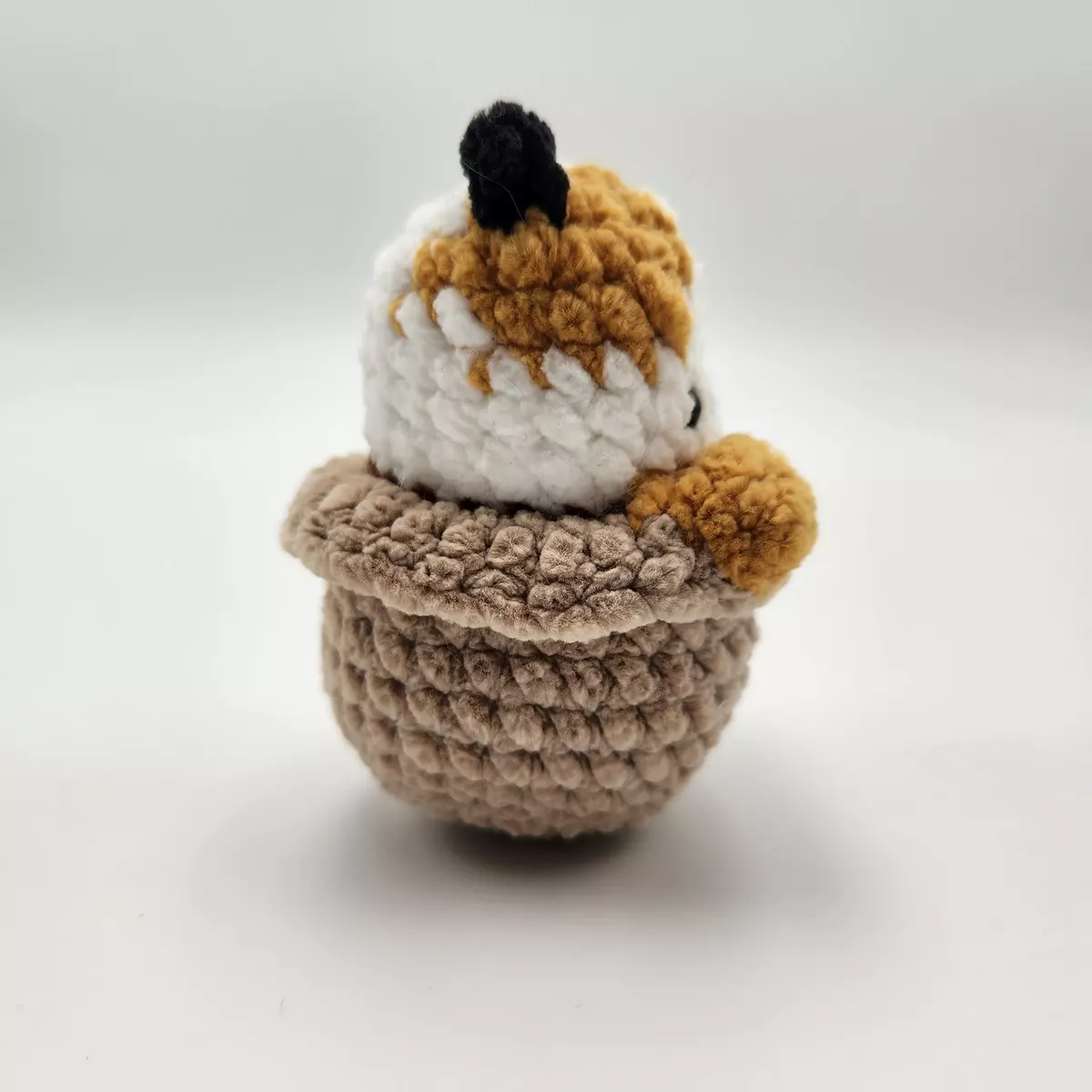 Chat-pot en crochet coloris blanc, moutarde et noir - vue de dos