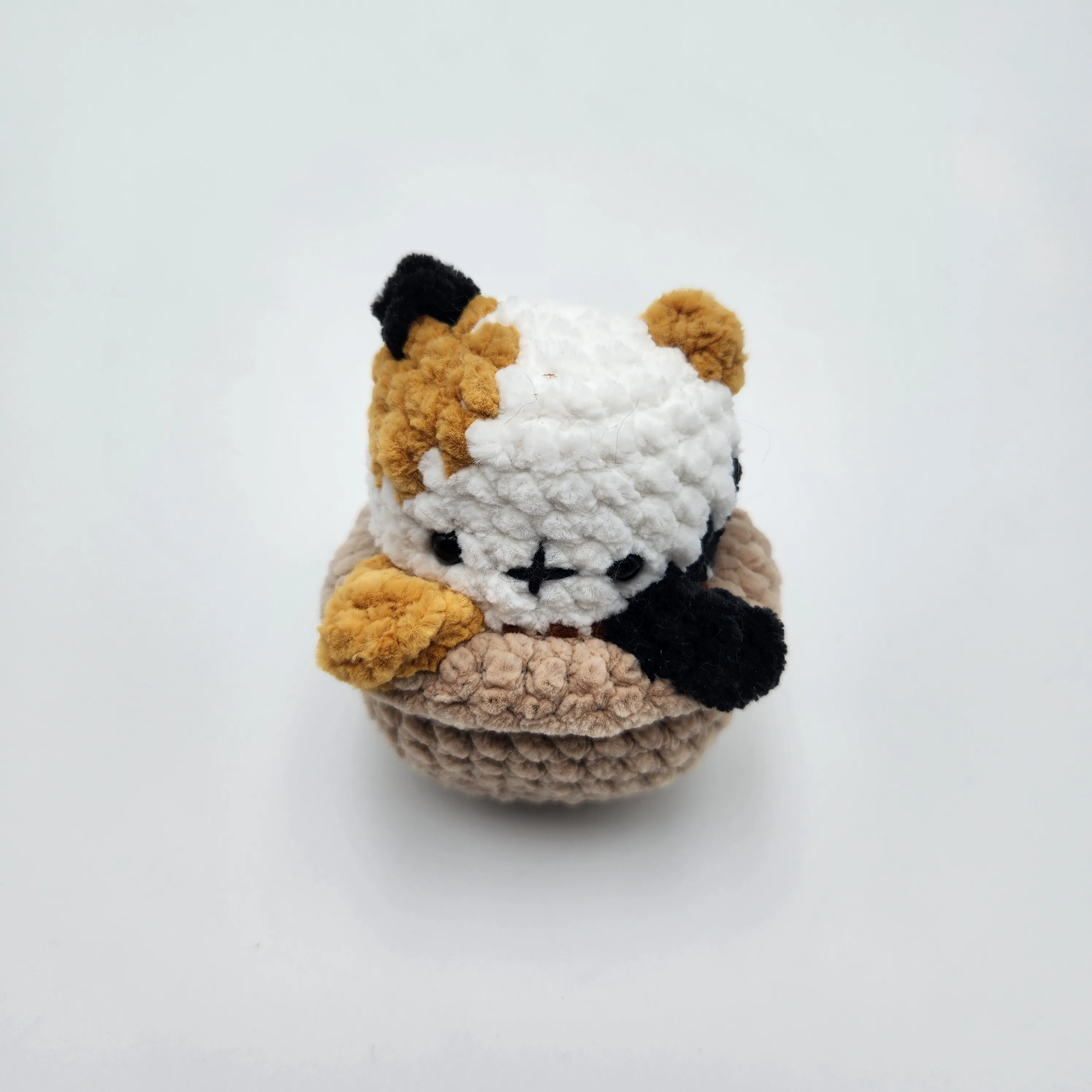 Chat-pot en crochet coloris blanc, moutarde et noir - vue de profil