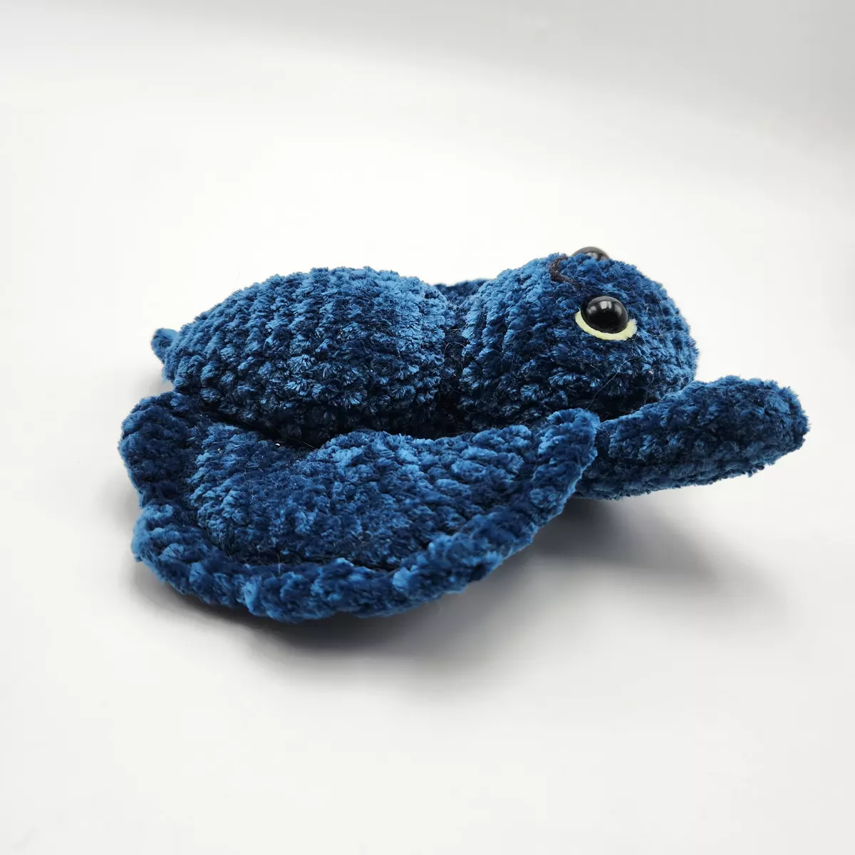 Chauve souris en crochet - peluche artisanale douce, vue latérale