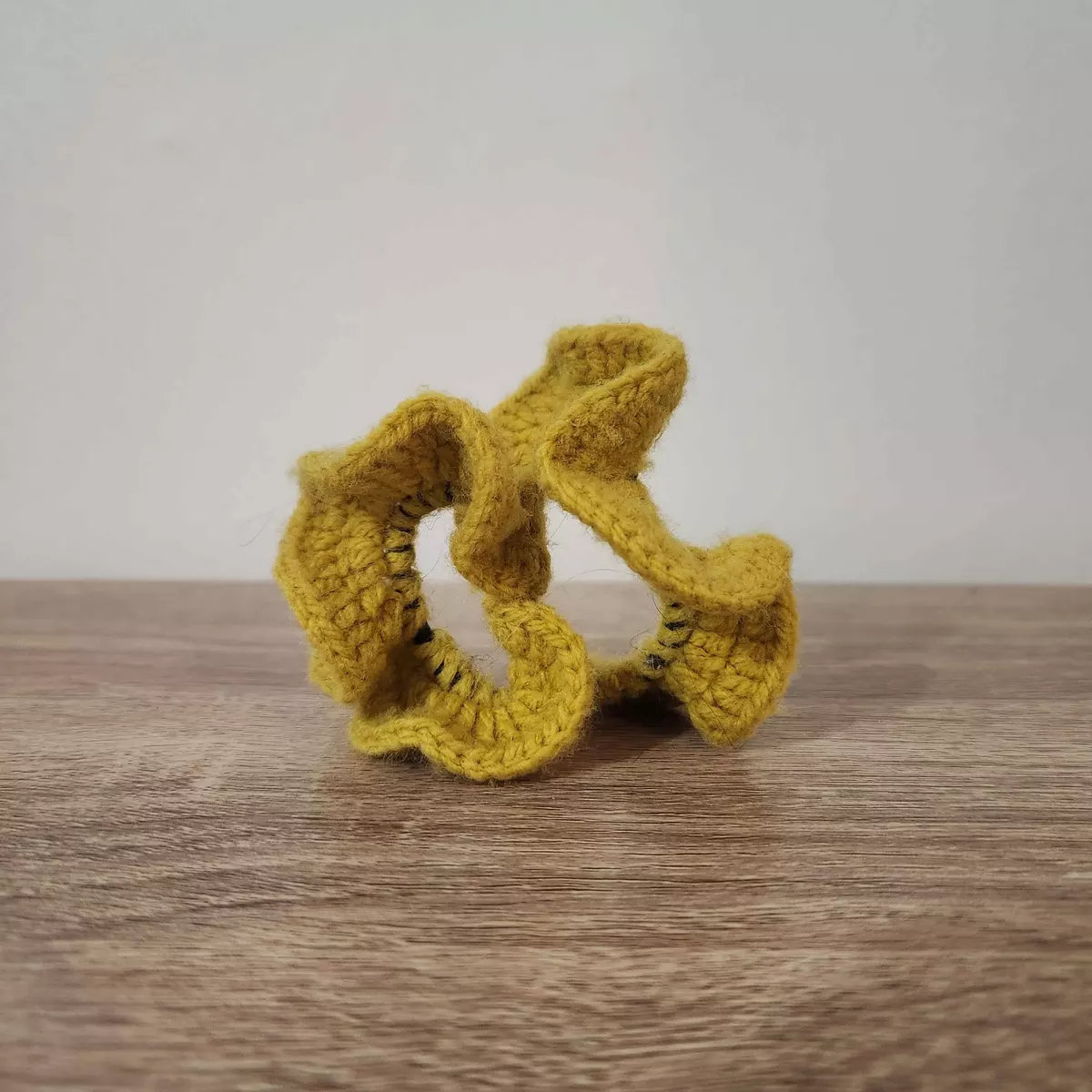 Chouchou en crochet - accessoire doux, vue latérale - création faite main