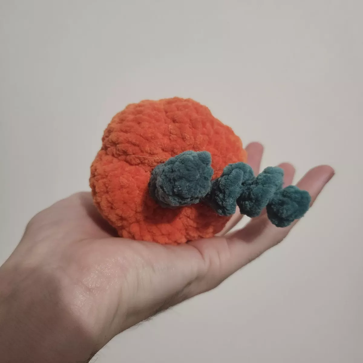 Citrouille crochet artisanale - vue latérale sur les nervures