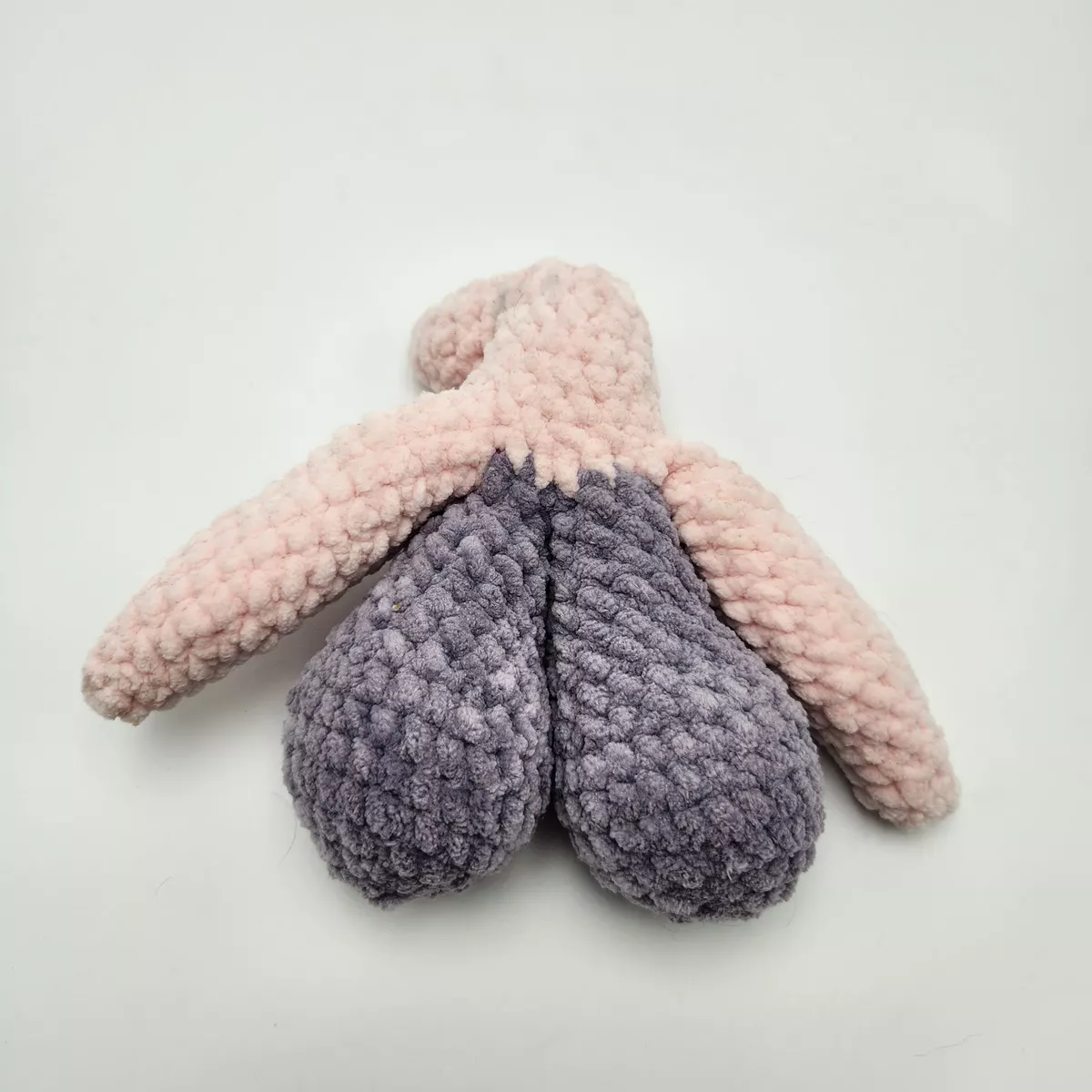 Clitoris en crochet - peluche faite main, vue latérale