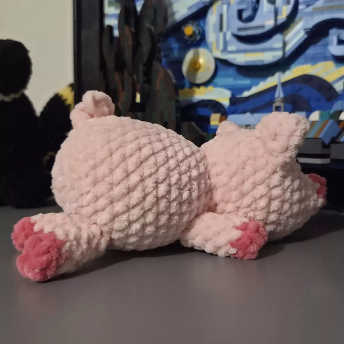 Cochon en crochet - peluche faite main, vue de côté