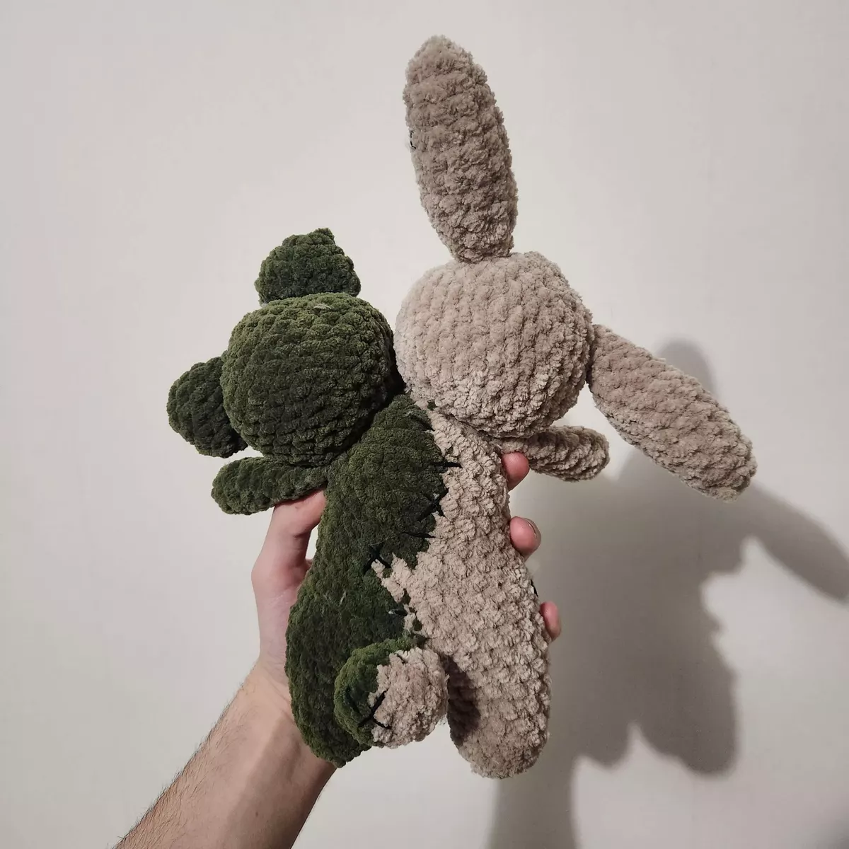 Peluche 2 en 1 crochet faite main - côté zombie détaillé