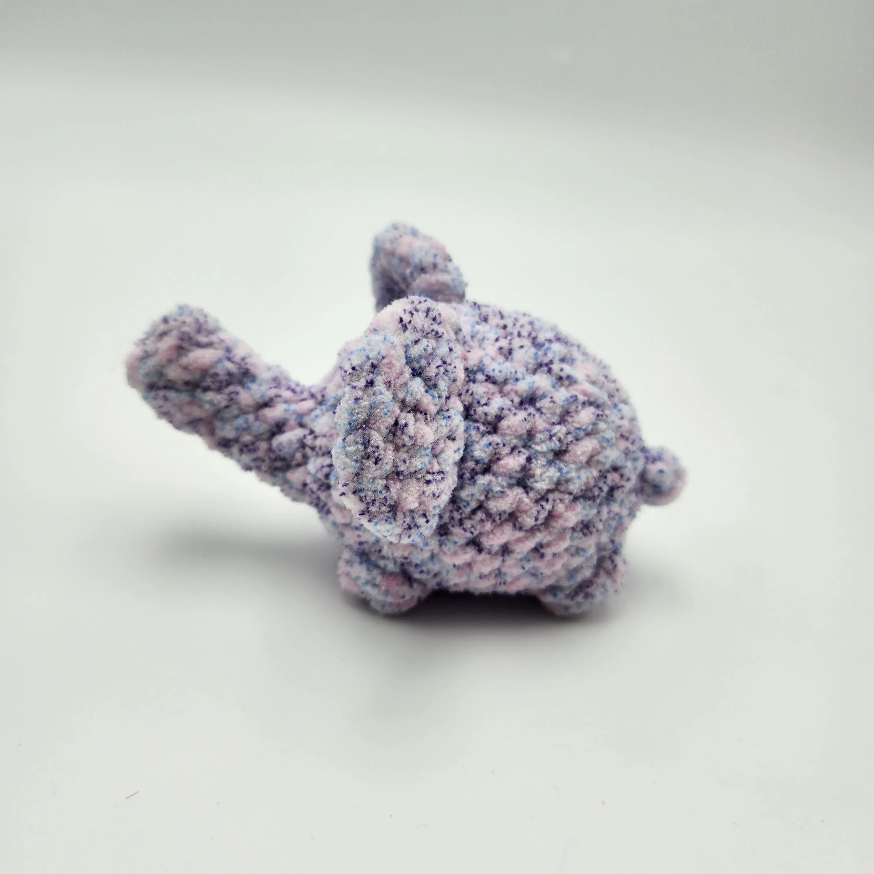 Éléphants - Éléphant en crochet - peluche douce, vue latérale - création faite main