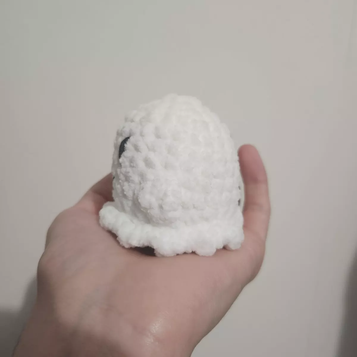 Fantômes - Fantôme crochet artisanal - vue latérale sur la cape ondulée
