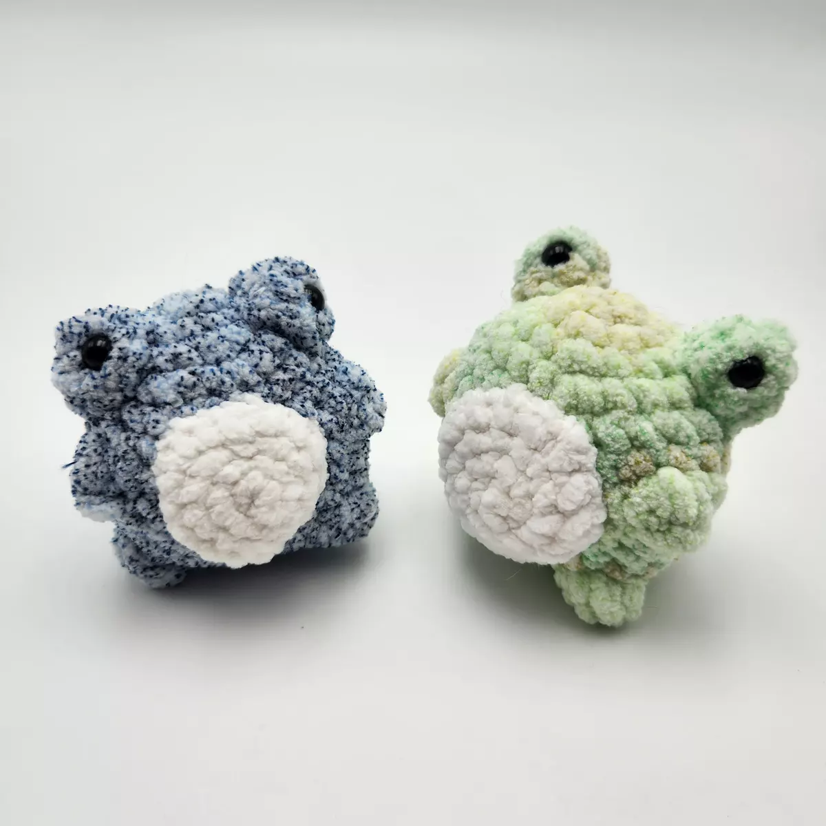 Grenouilles - Grenouille en crochet - peluche artisanale vue latérale
