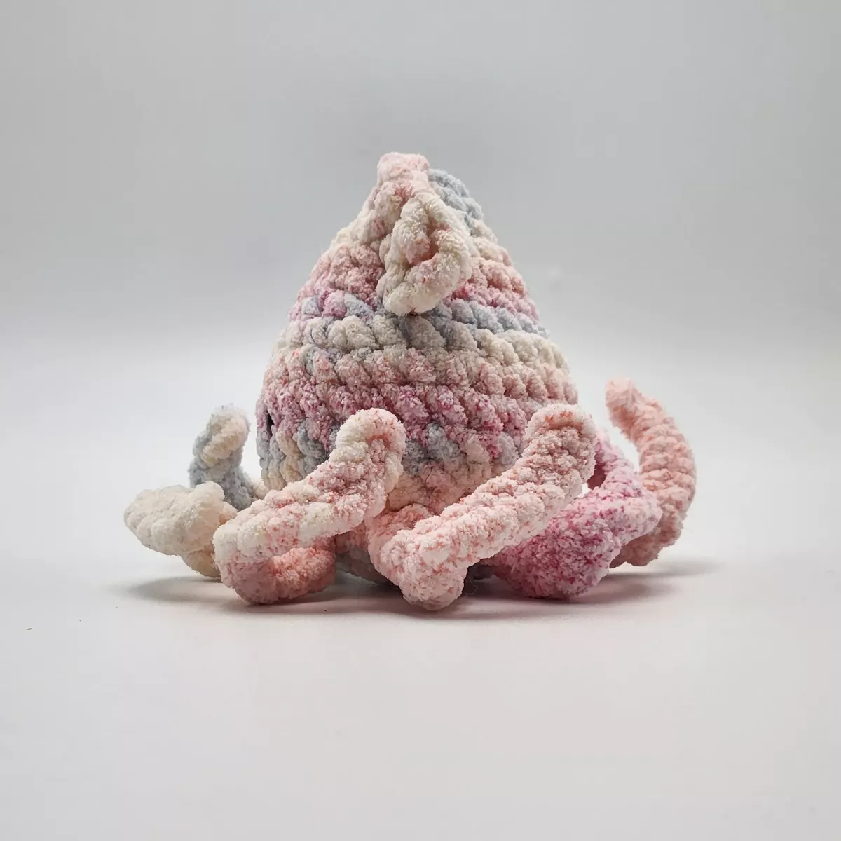 Gros calamar - Calamar géant crochet - vue latérale mettant en valeur la texture chenille - création faite main