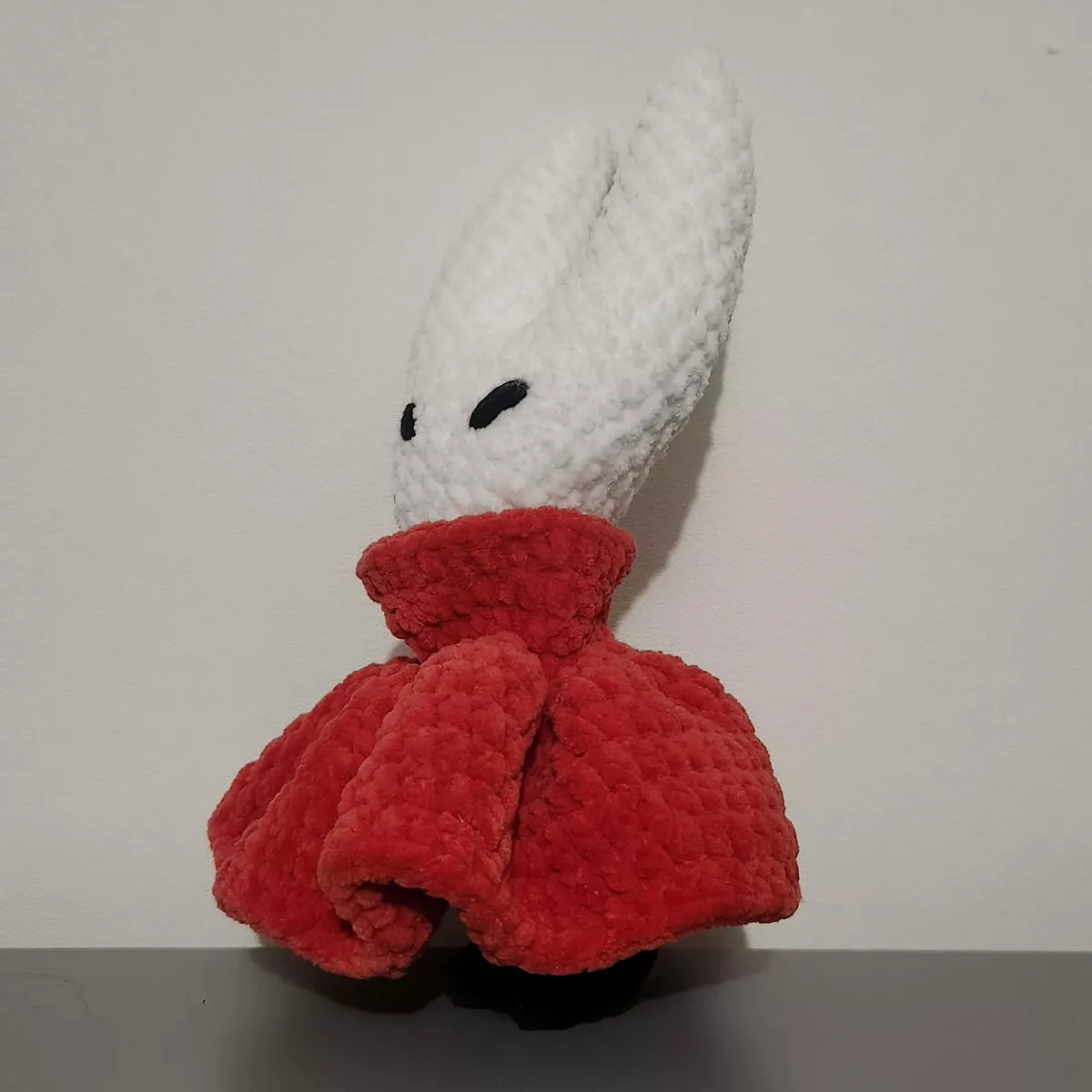 Hornet en crochet - vue latérale avec détails brodés