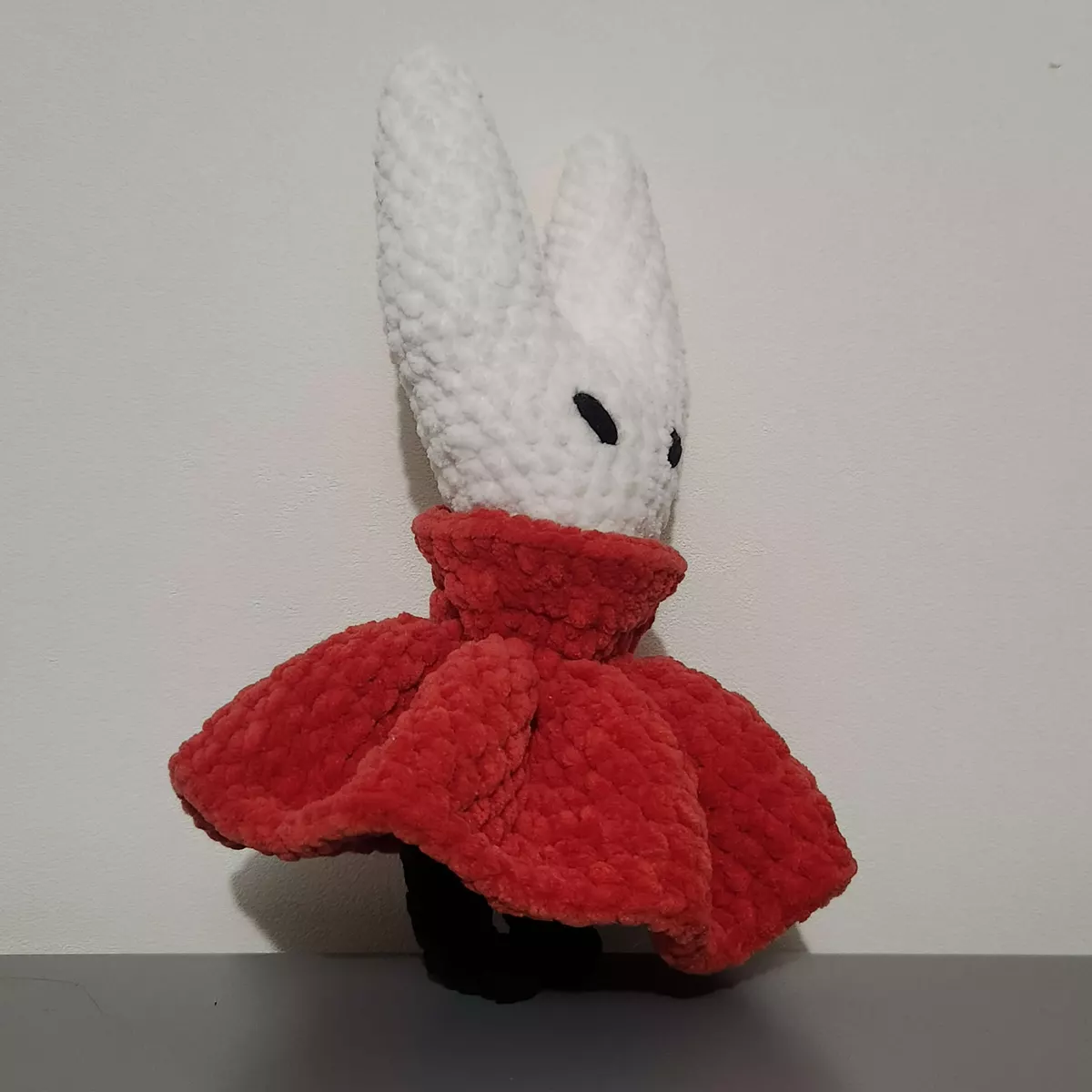 Hornet en crochet - peluche artisanale douce, vue rapprochée