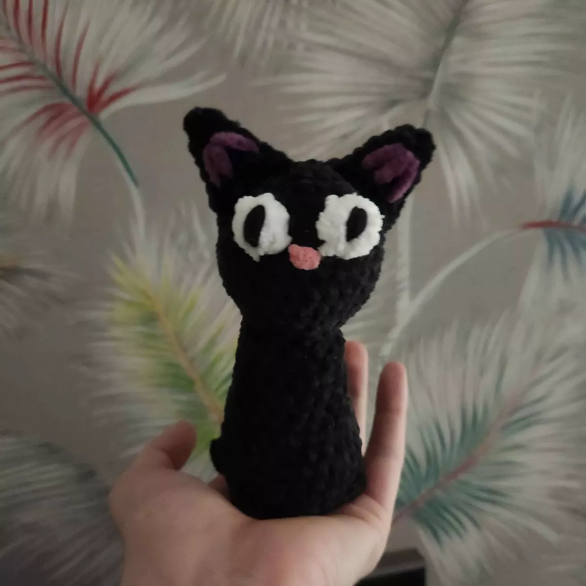 Chat Jiji en crochet - peluche noire vue de face