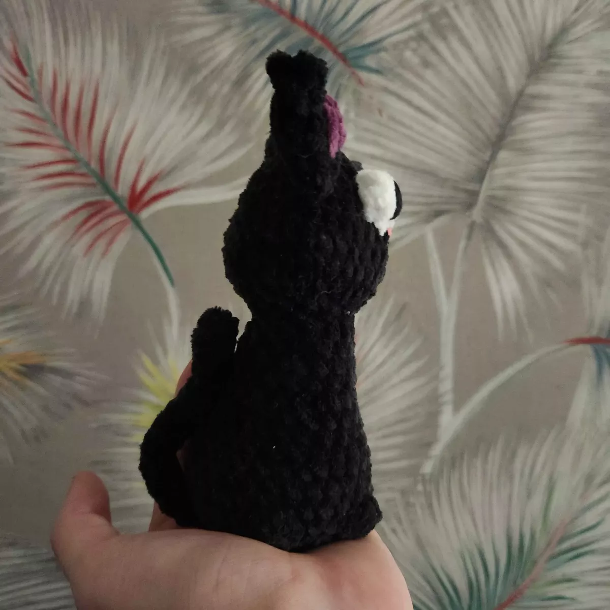 Chat Jiji en crochet - gros plan sur les oreilles