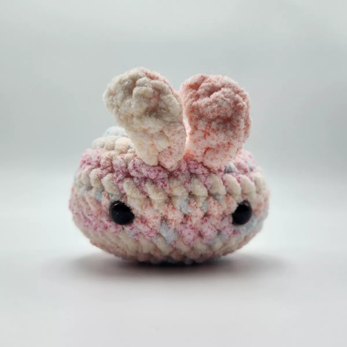 Lapin marshmallow en crochet - peluche artisanale, vue de face
