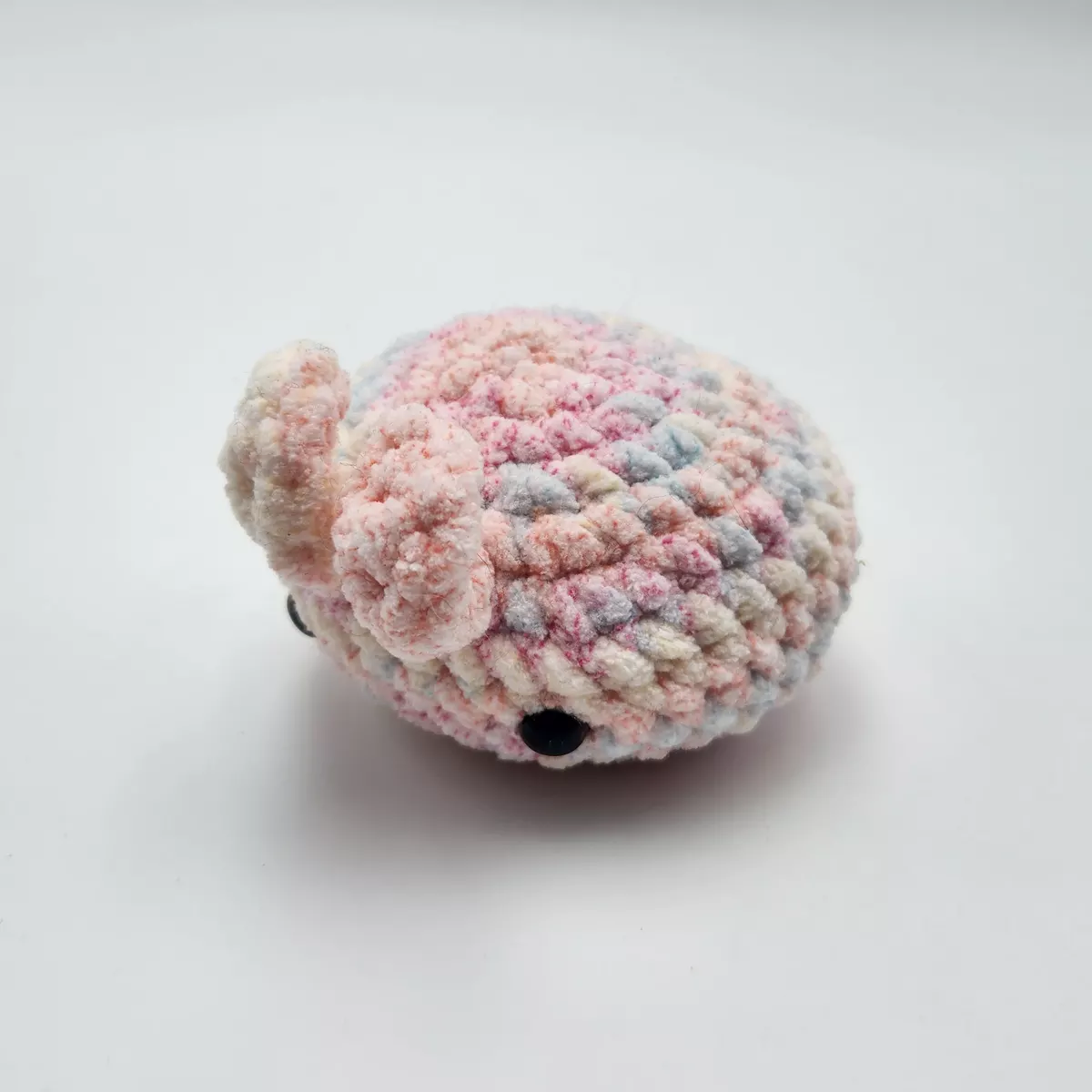 Lapin marshmallow en crochet - peluche artisanale douce, vue latérale