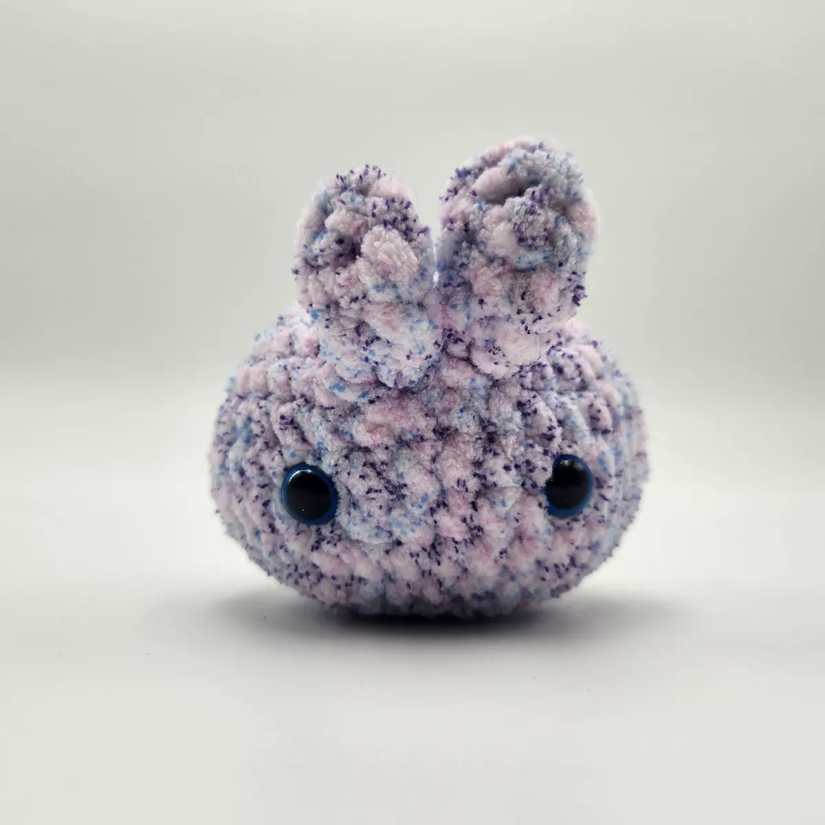 Lapin marshmallow en crochet - peluche artisanale, vue de face