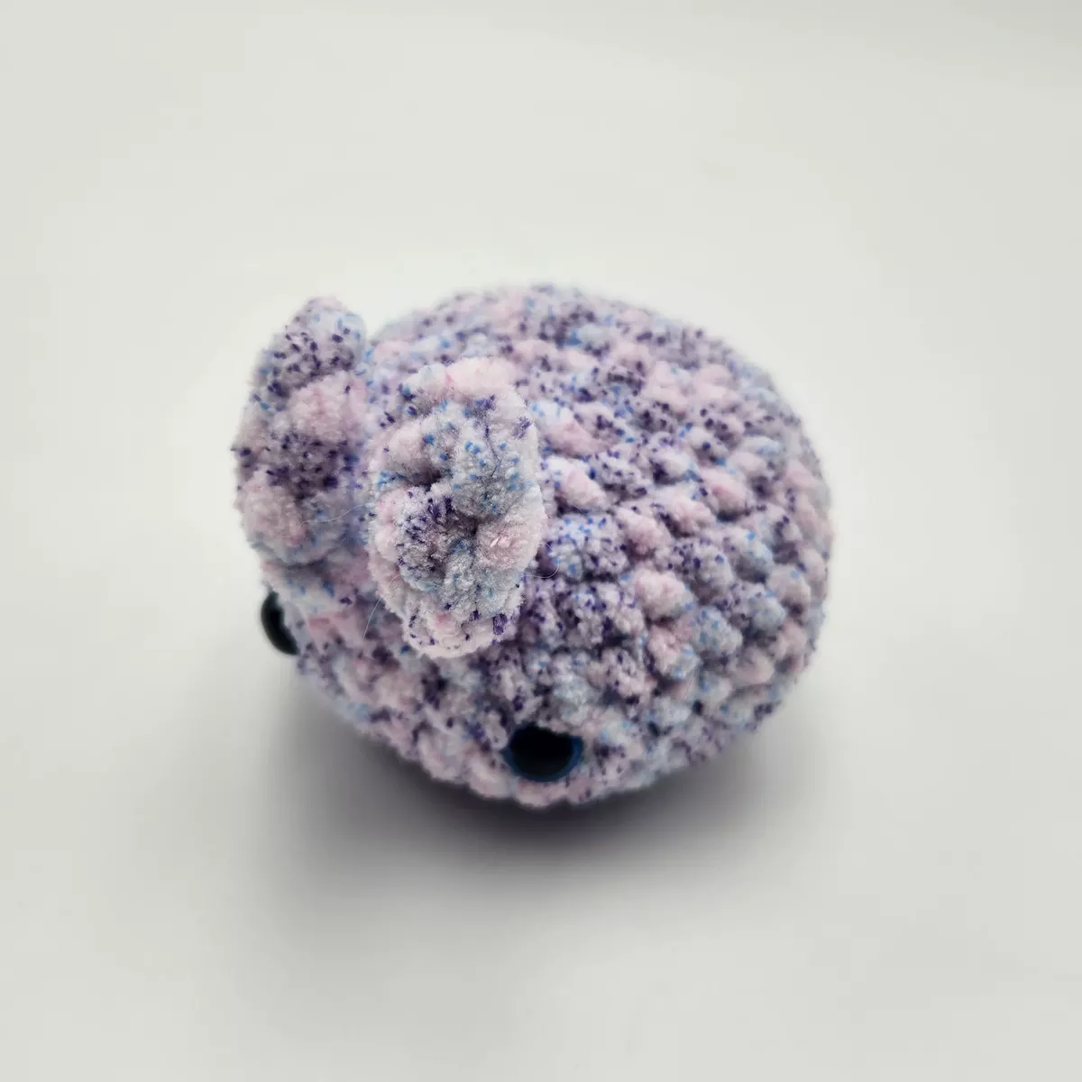 Lapin marshmallow en crochet - peluche artisanale douce, vue latérale