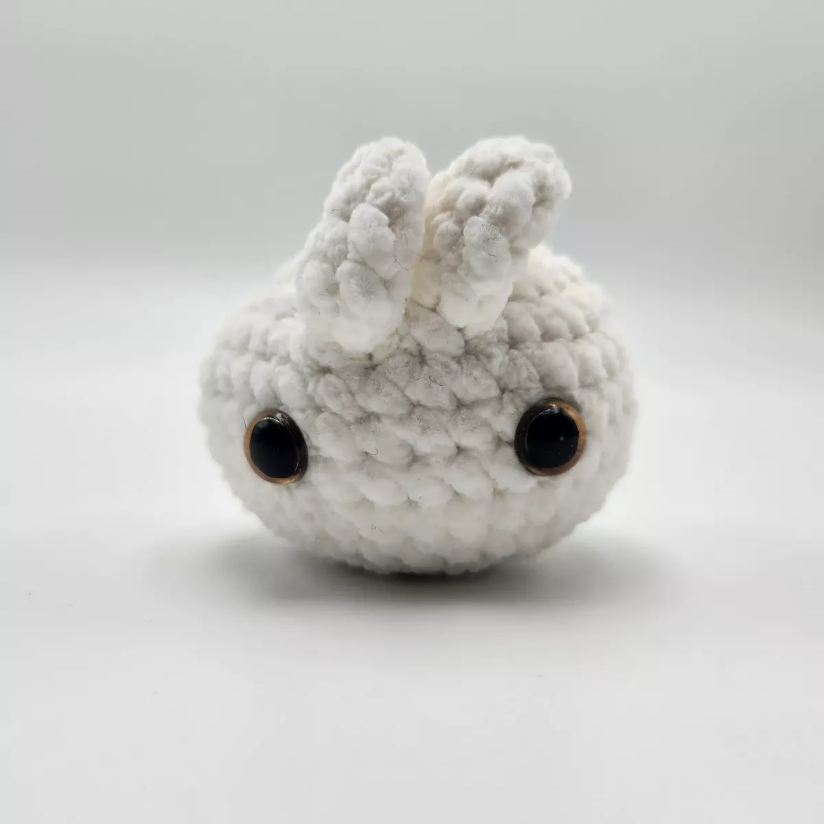 Lapin marshmallow en crochet - peluche artisanale, vue de face