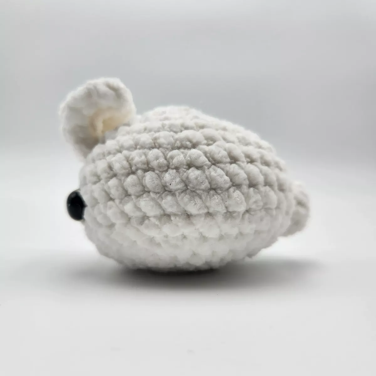 Lapin marshmallow en crochet - peluche artisanale douce, vue latérale