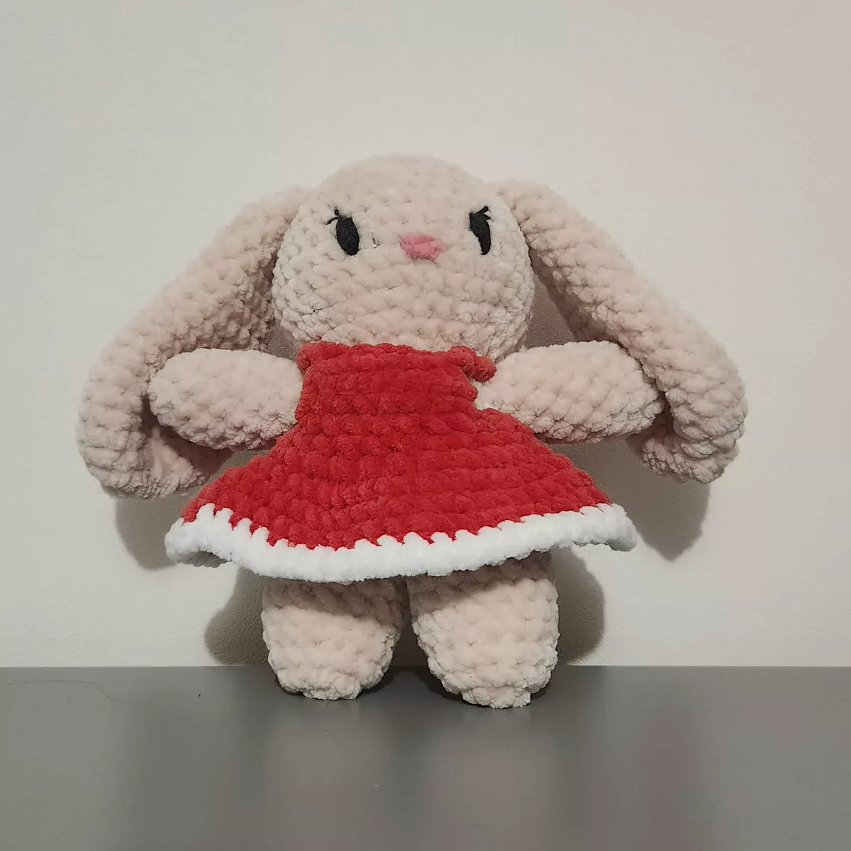 Lapin en crochet - peluche artisanale vue de face
