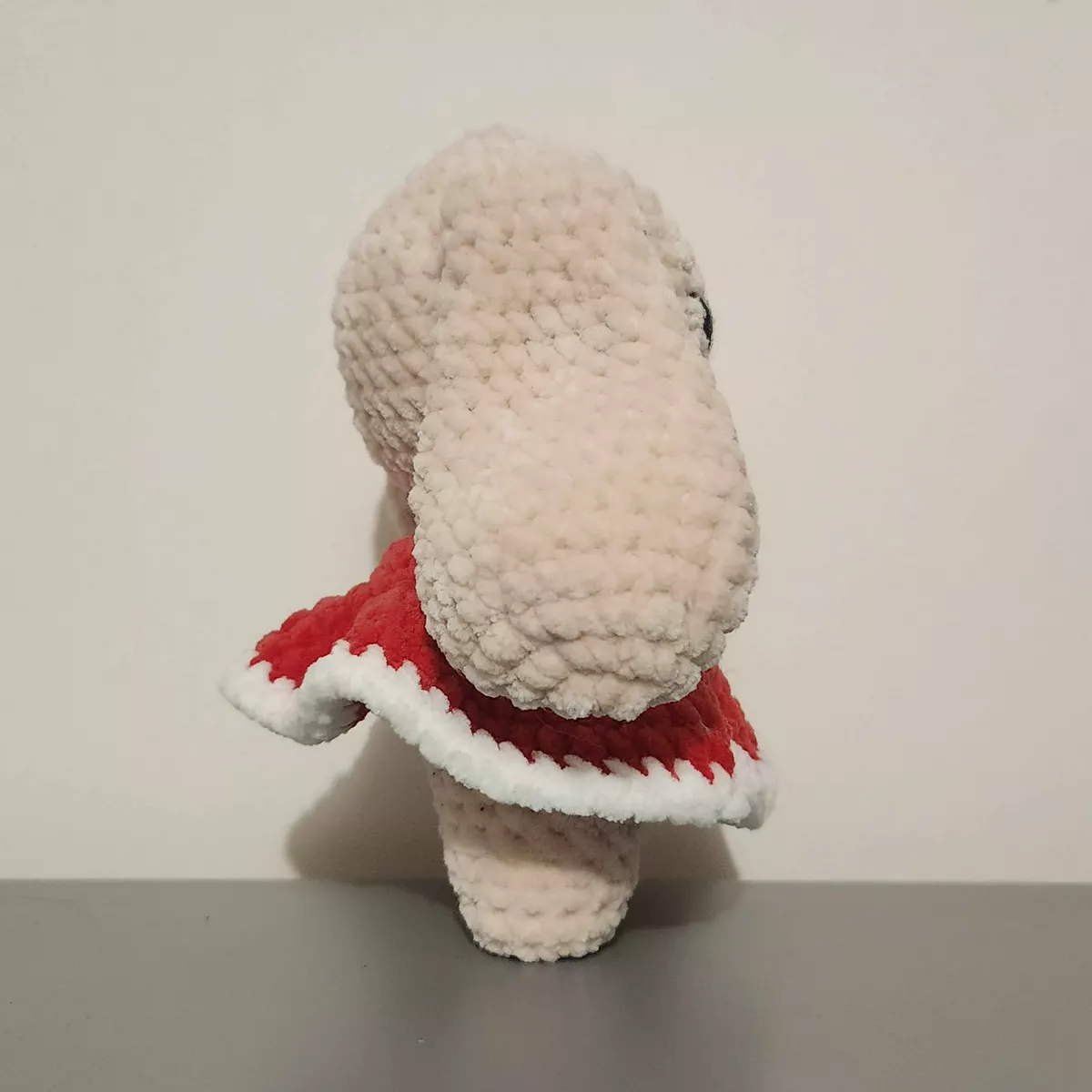 Lapin en crochet - gros plan sur les détails brodés