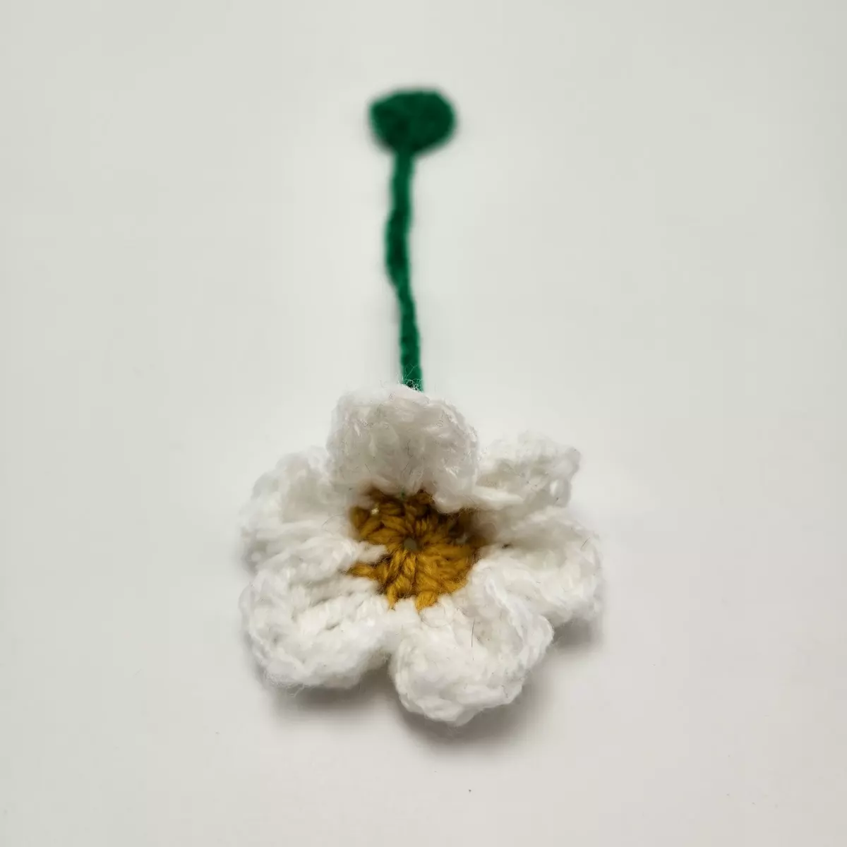 Marque-page fleur crochet - gros plan sur les pétales et la tige - création faite main