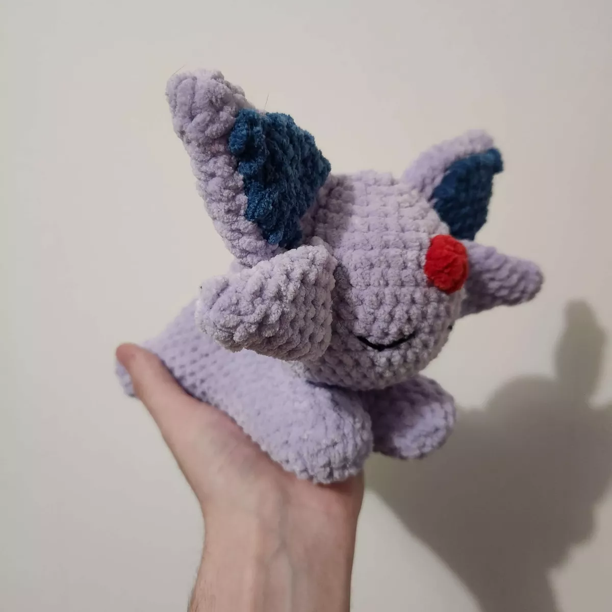 Mentali crochet - vue latérale soulignant la queue élégante - création faite main