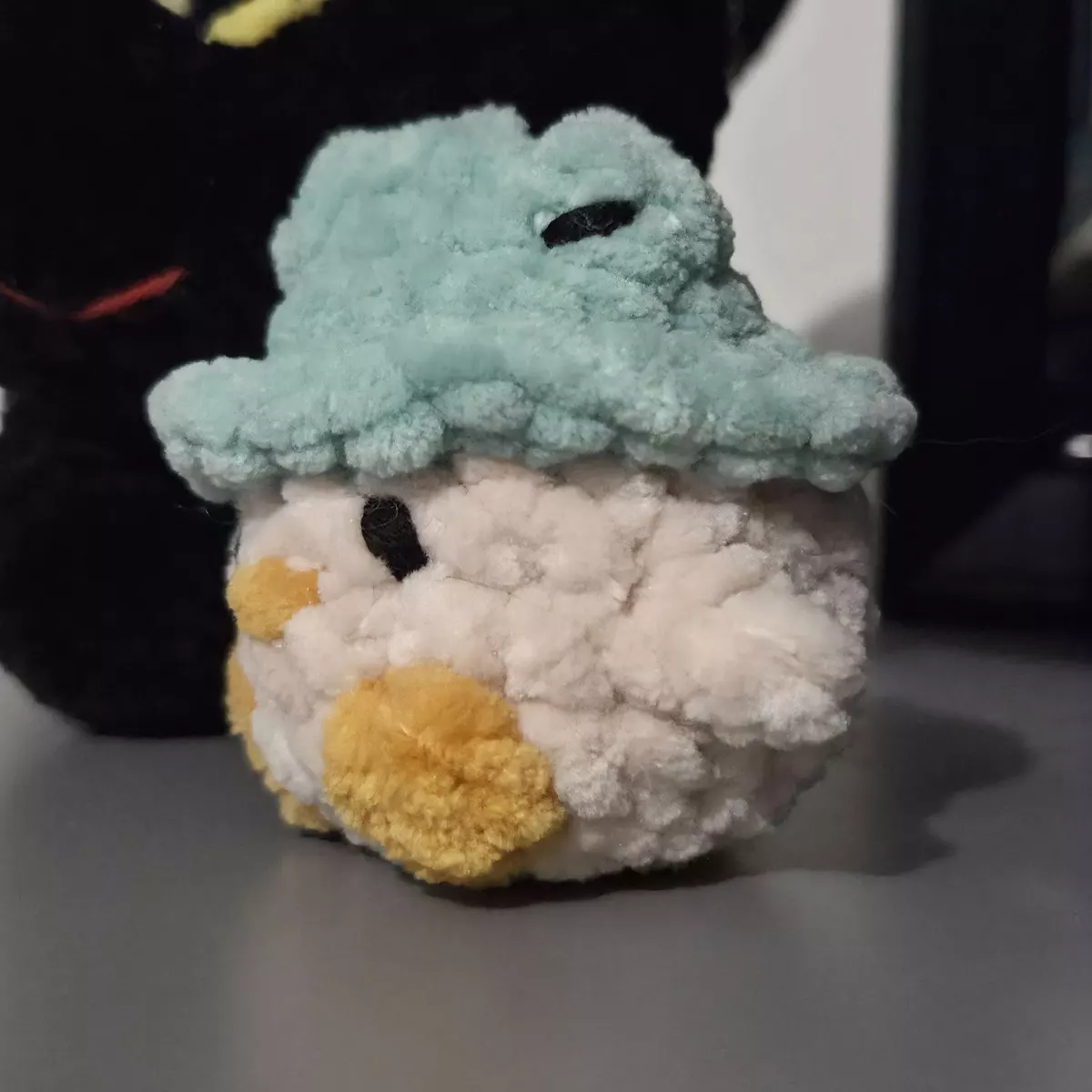 Mini-poussin - Mini poussin crochet artisanal avec chapeau grenouille