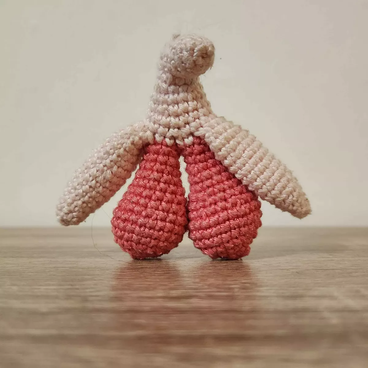 Mini-Clitoris - Mini clitoris en crochet - porte-clés mignon, vue latérale - création faite main