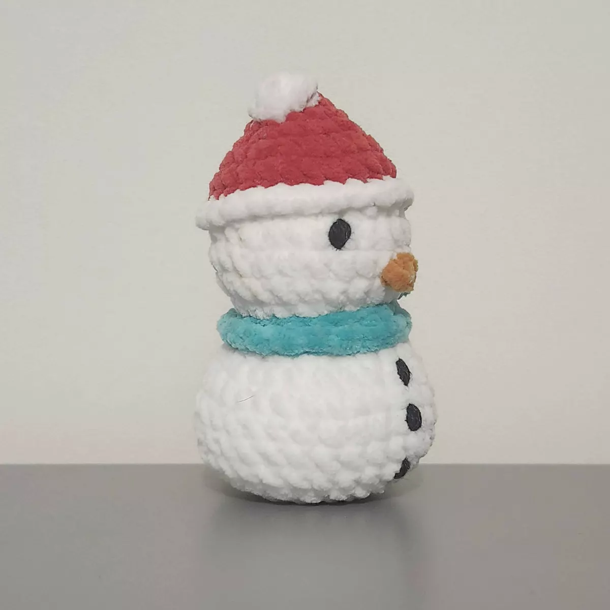 Bonhomme de neige en crochet - vue latérale montrant l'écharpe