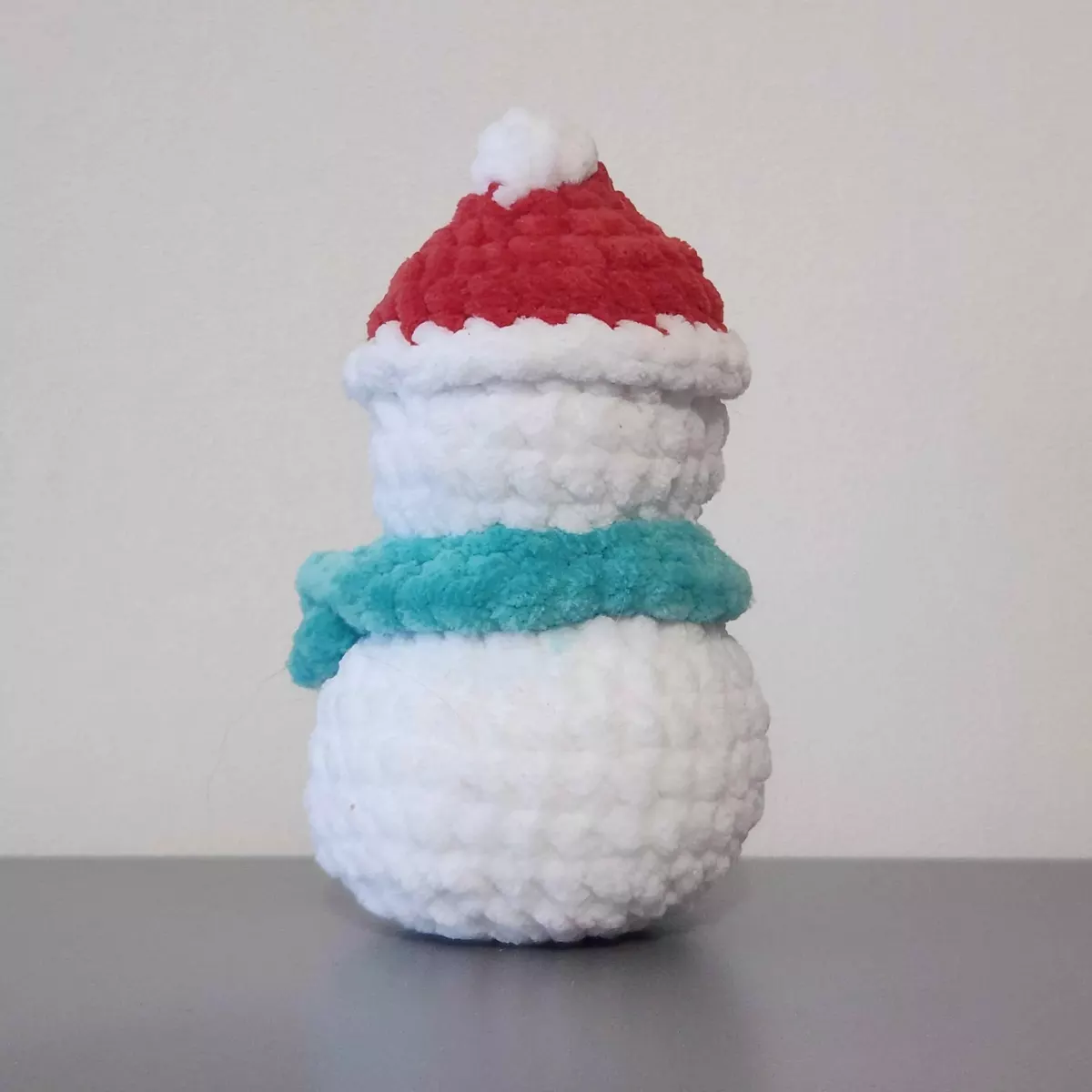 Bonhomme de neige en crochet - gros plan sur le bonnet