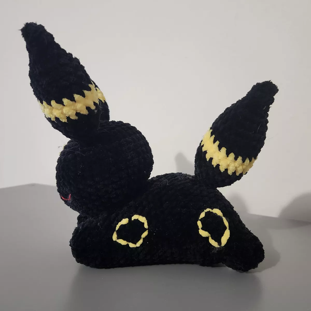 Noctali crochet - vue latérale avec anneaux dorés brodés - création faite main