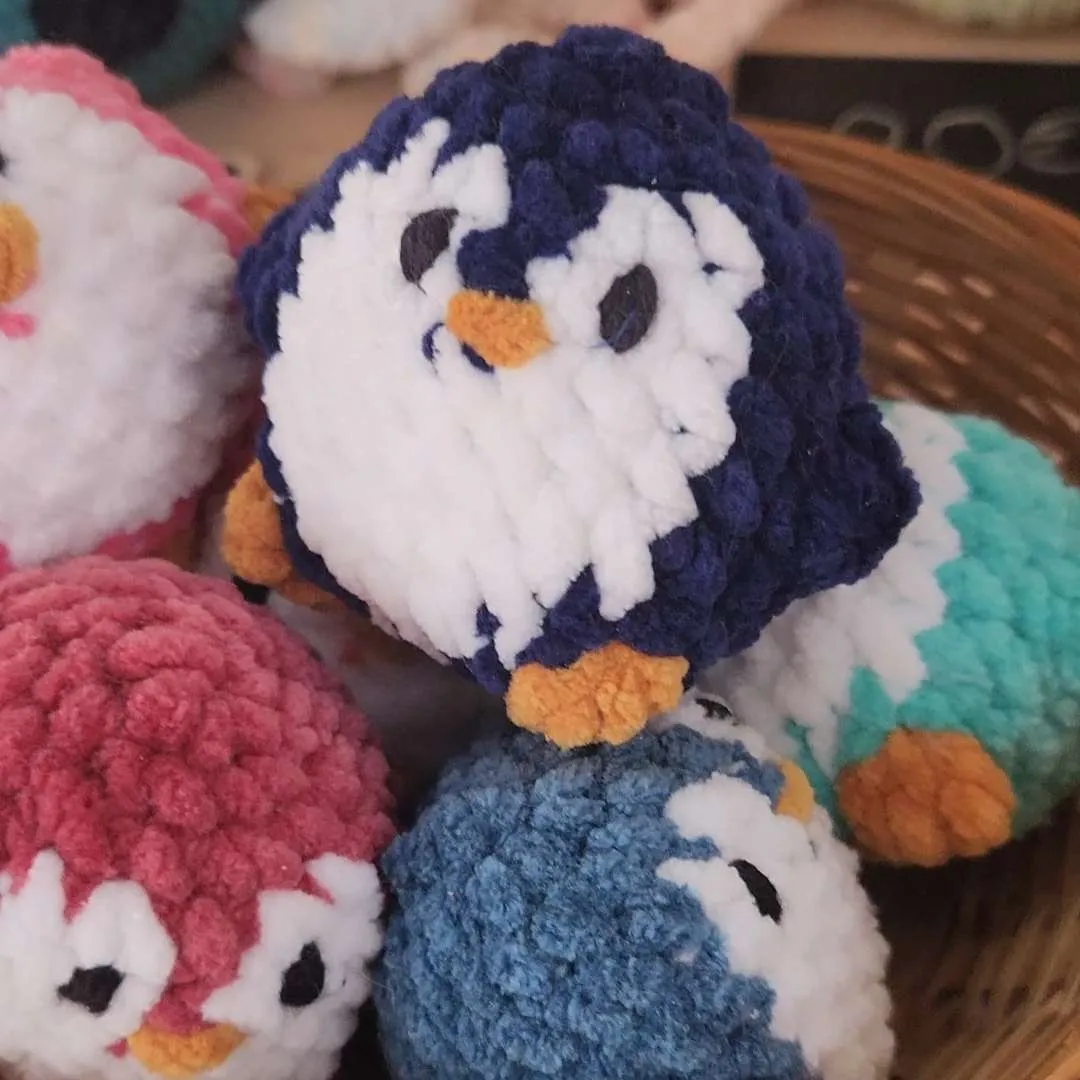 Pingouins en crochet - peluche artisanale douce, vue rapprochée