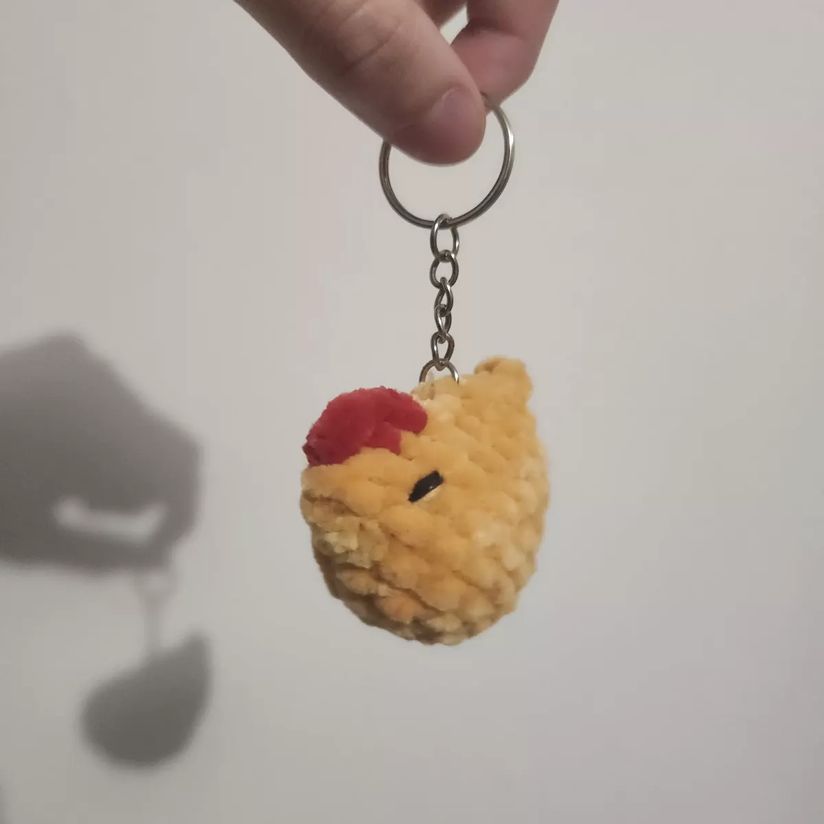 Mini-poules - Mini poule crochet - vue latérale sur les ailes et la crête - création faite main