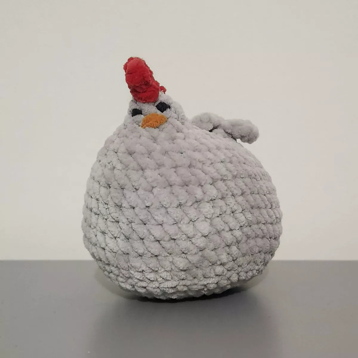 Poulet dodu en crochet - peluche artisanale vue de face